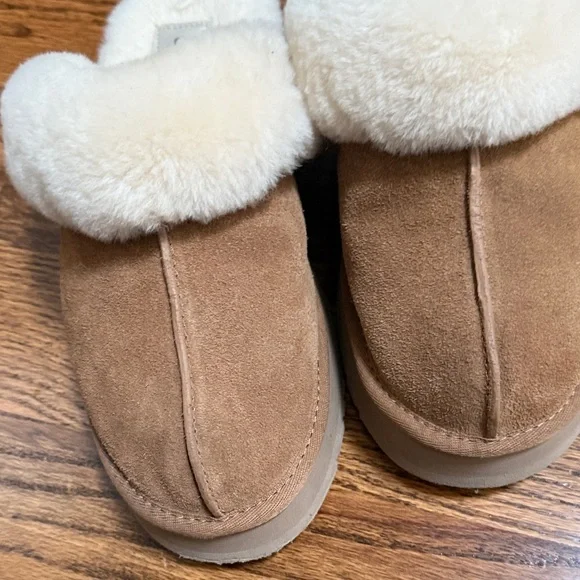 UGG Tan Slippers with Cream Shearling - Picture 4 of 5